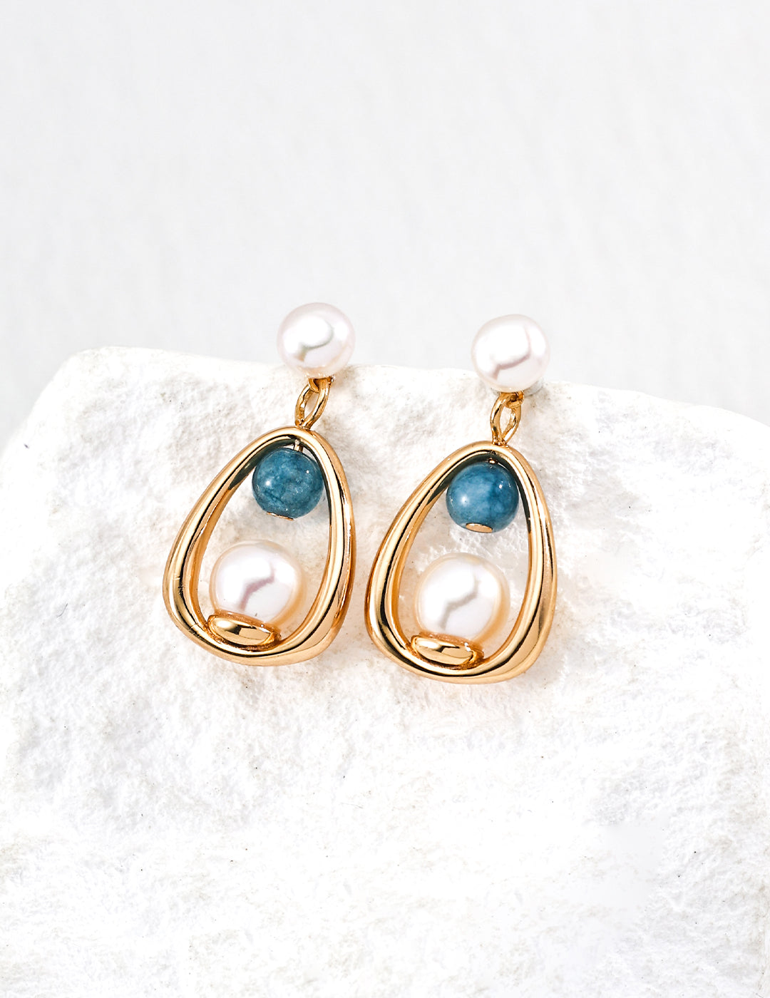 pearl earrings image 0