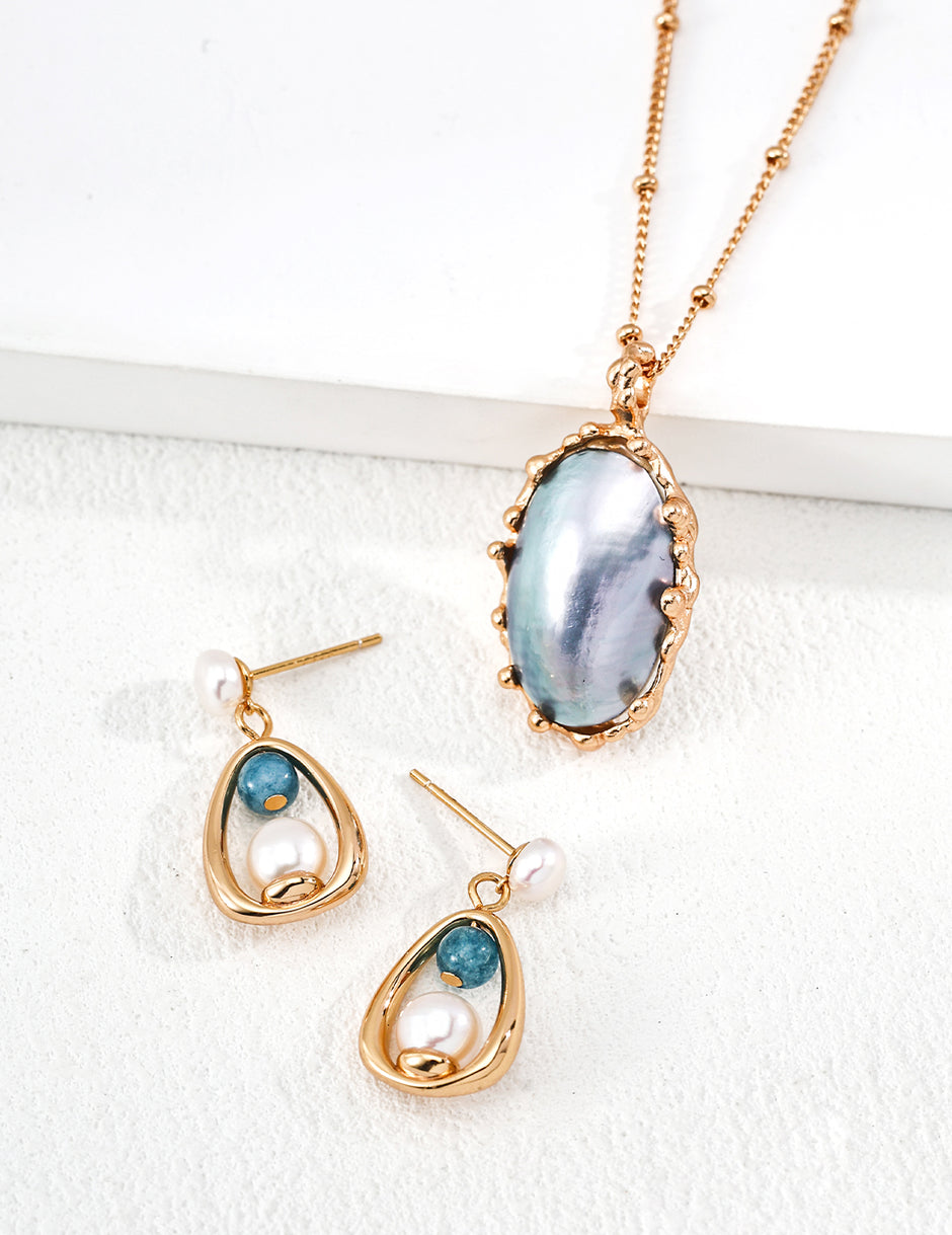 pearl earrings image 2