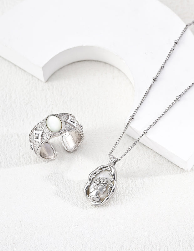 Queen Mother-of-Pearl Necklace